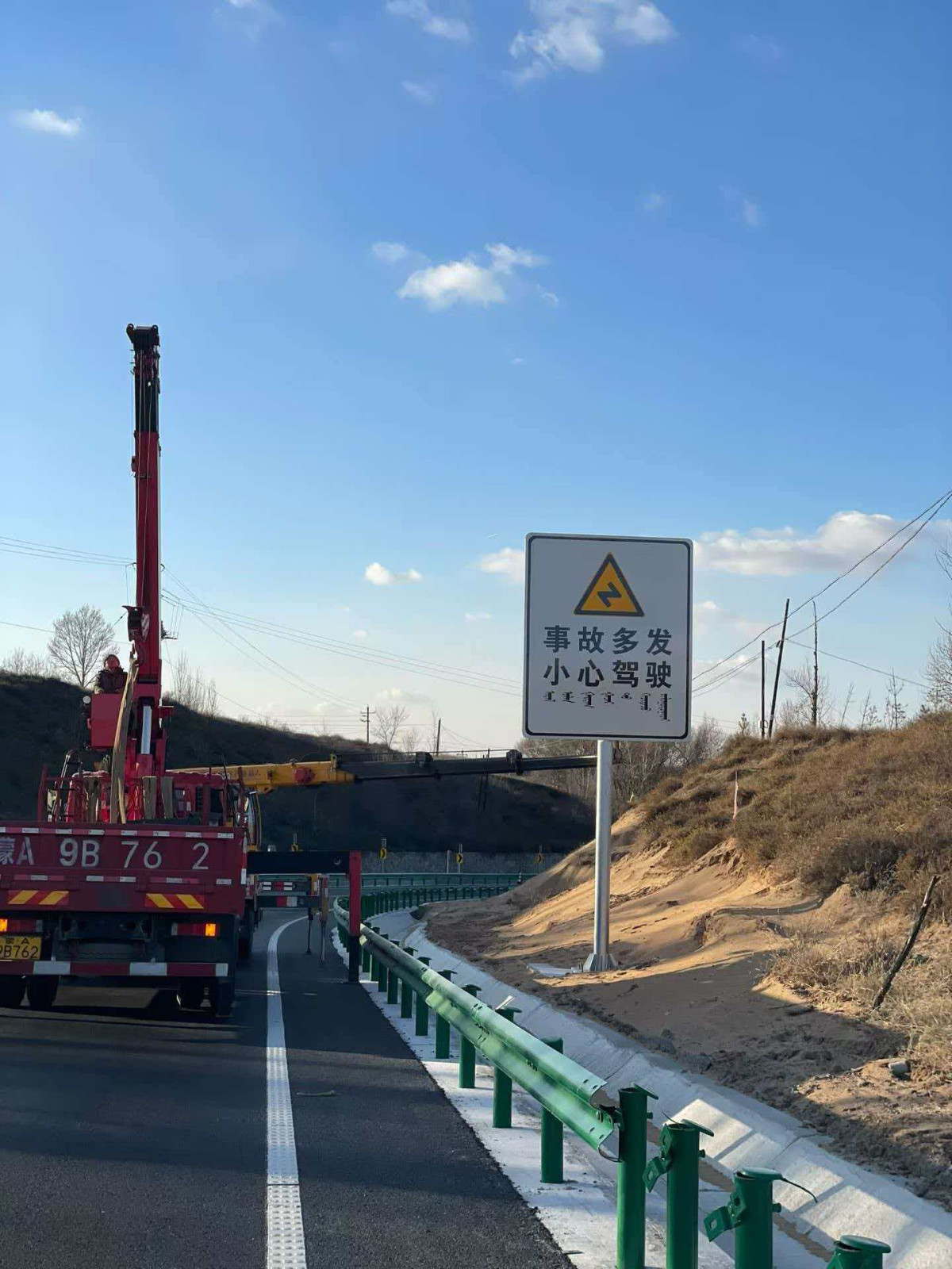 高速交通标志杆：高速出口看清指示，行车更安全